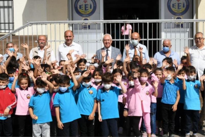 Karabağlar’ da “Eğitim Kart” ile kırtasiye desteği