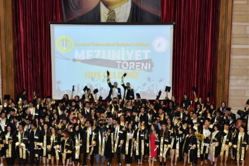 İstanbul Üniversitesi genç iletişimleri mezun etti 