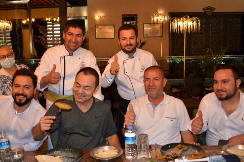 Serdar Ortaç Kervanhan’da Dondurma Kesti 