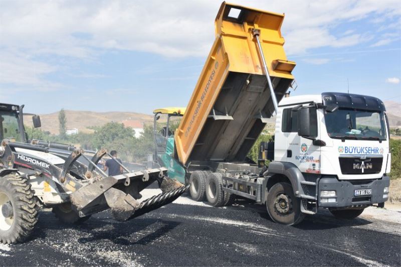 Malatya Kale ilçesinde asfalt çalışmaları devam ediyor 