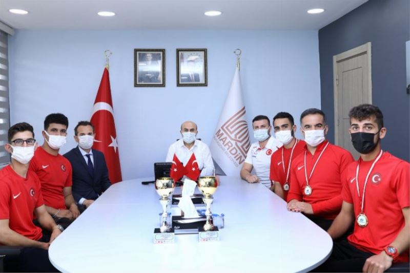 Başarılı sporcular Vali Demirtaş’ı ziyaret etti