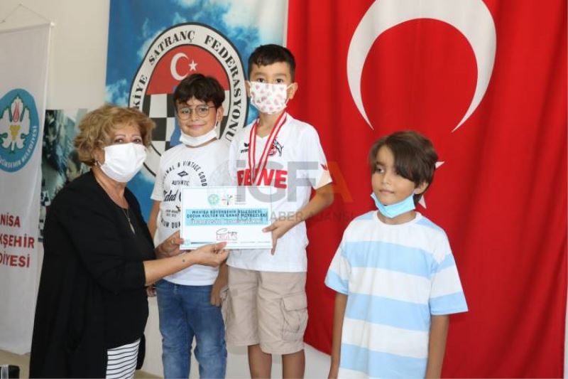 Kurtuluş Yıldönümünde Düzenlenen Satranç Turnuvasında Ödüller Sahiplerini Buldu