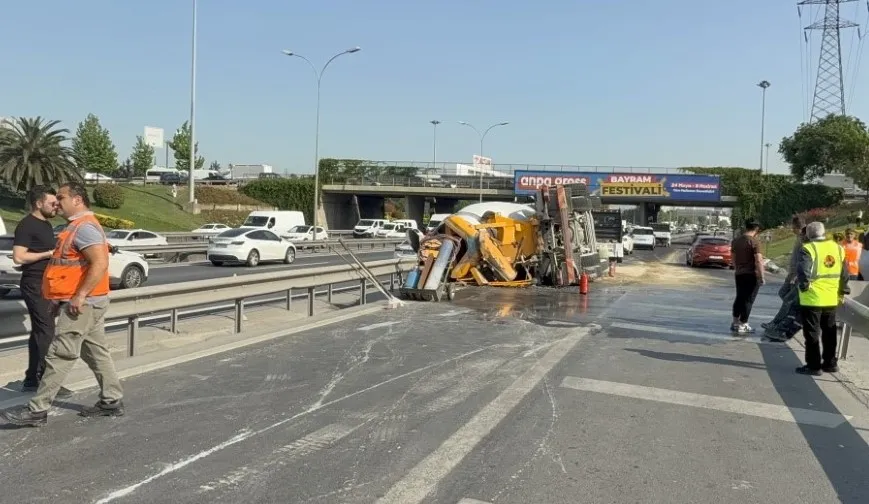 Bahçelievler’de kaza: Beton mikseri devrildi!